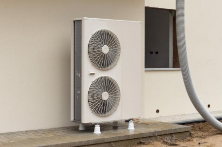 Une pompe &agrave; chaleur air-air r&eacute;versible chauffe et rafra&icirc;chit un logement au fil des saisons
